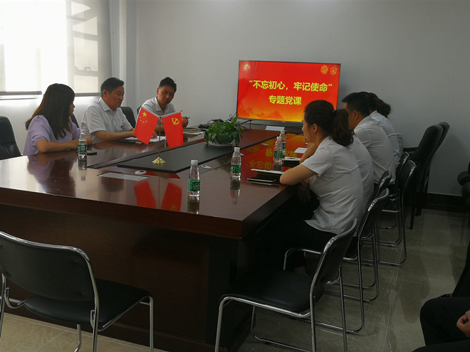 陈万玉同志为党员教授专题党课_副本.jpg
