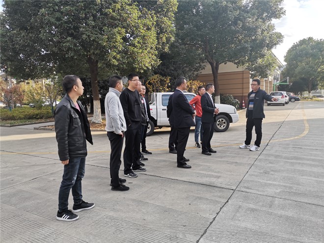 现场参观.jpg