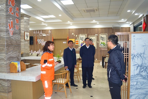 参观员工餐厅.JPG