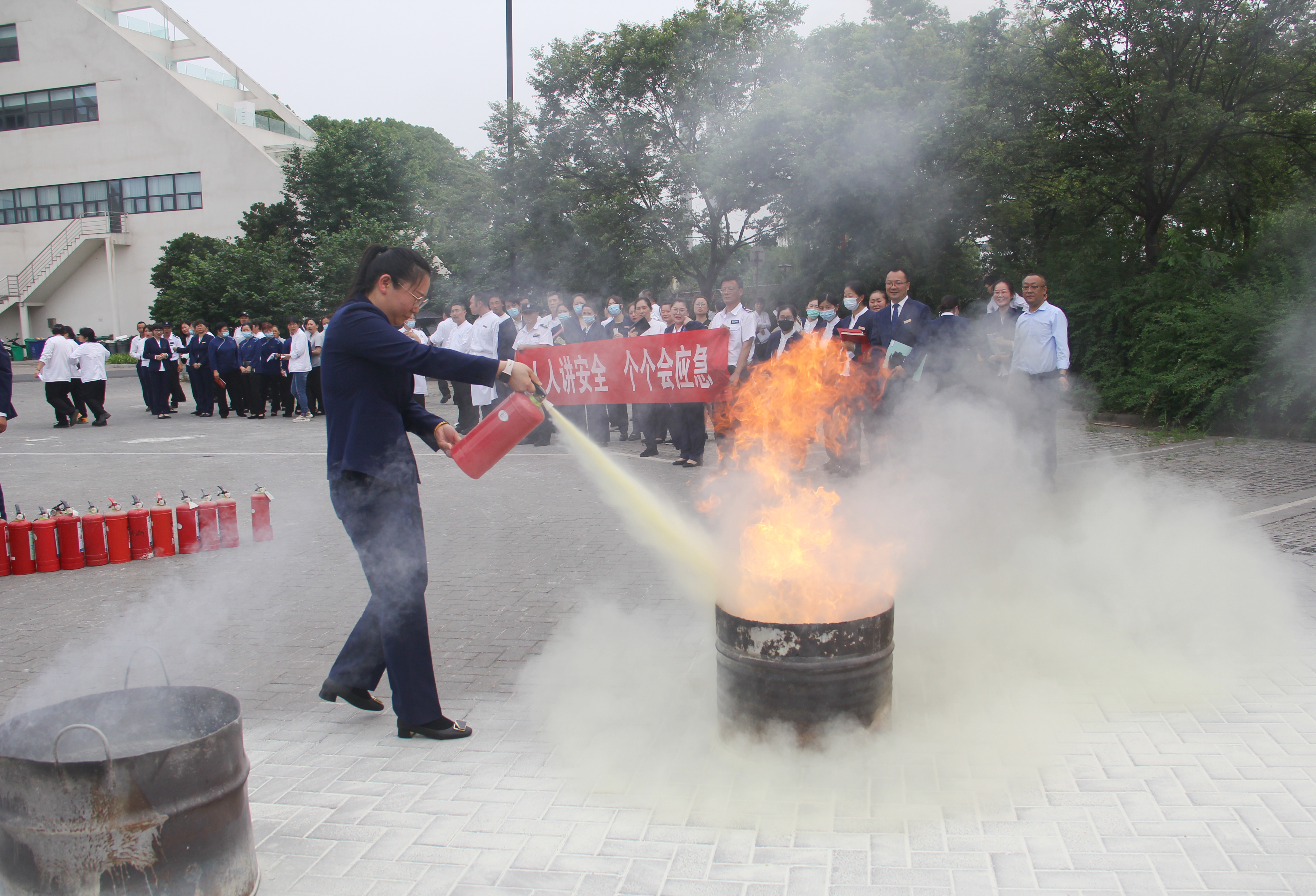 3.消防灭火演练.jpg