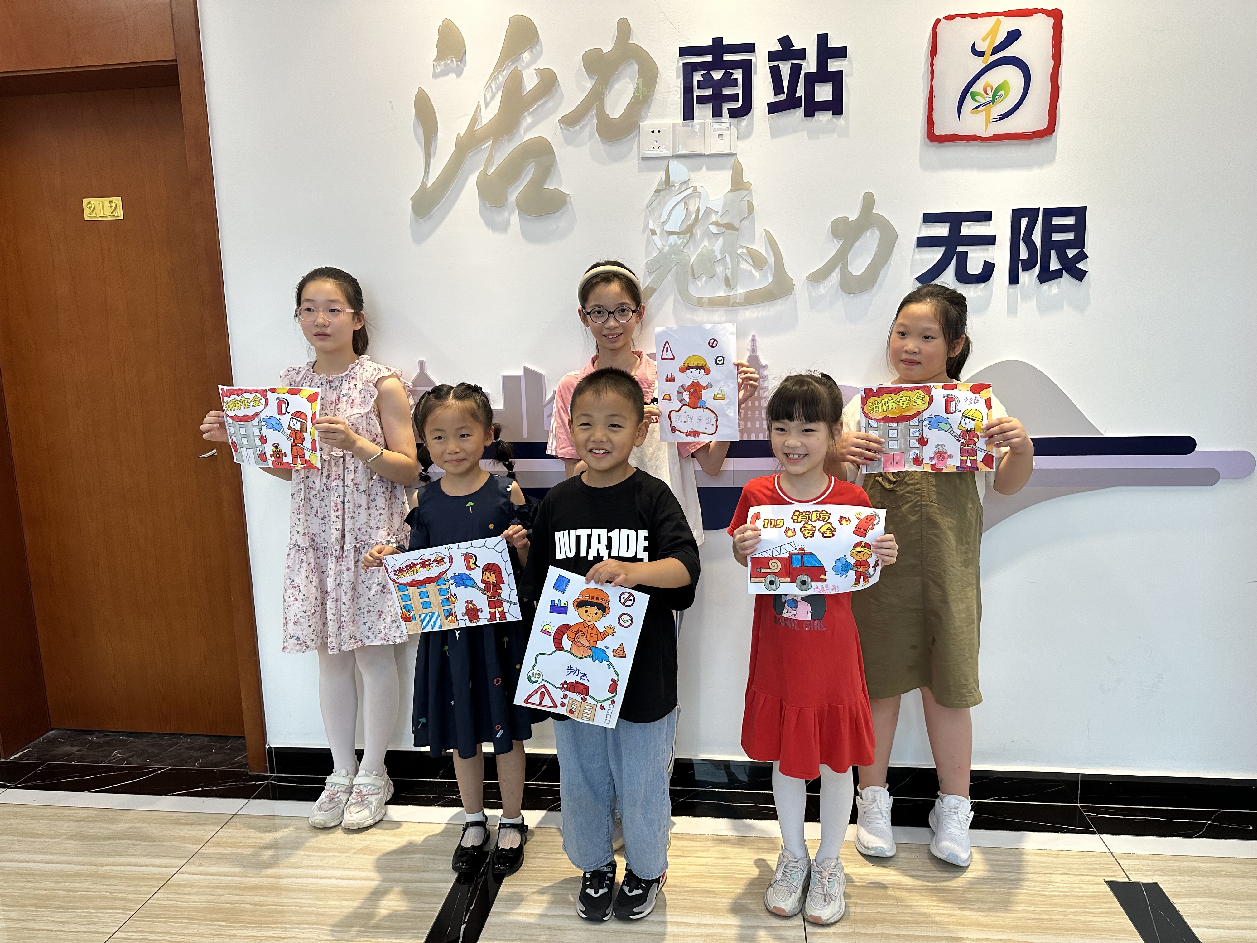 家企联谊活动中职工子女绘画.JPG