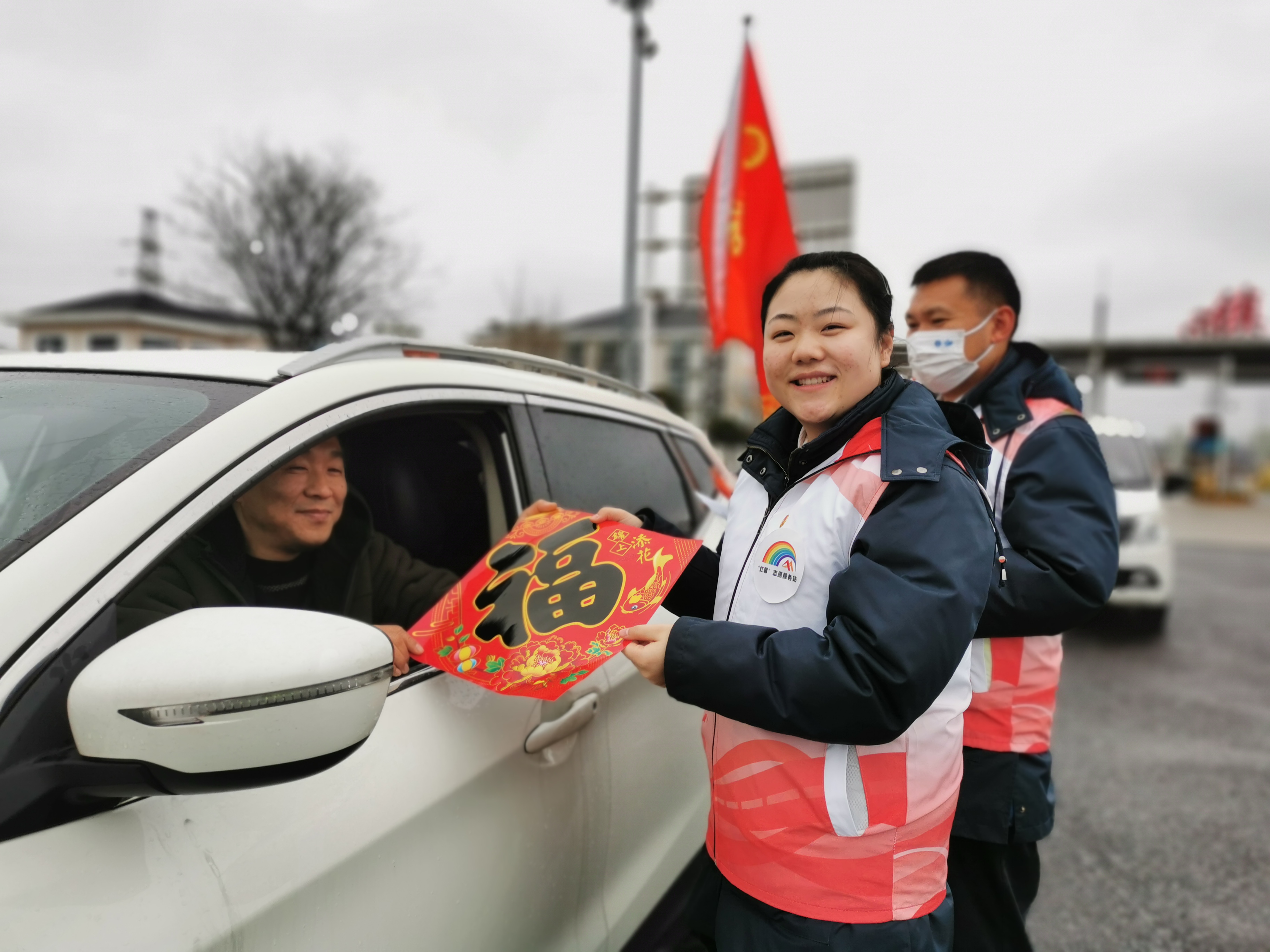 3.志愿者向过路司乘送福.jpg