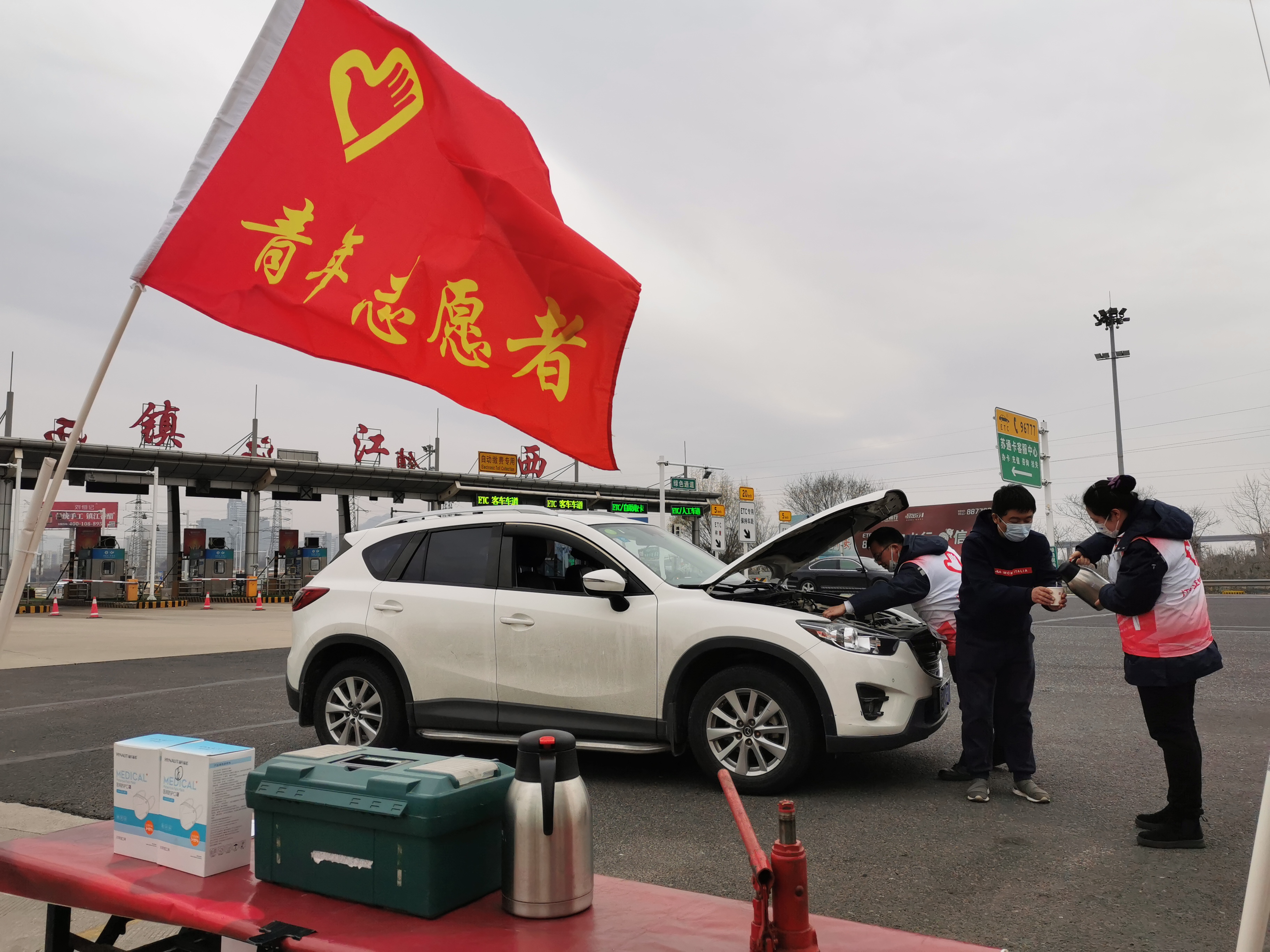 3.青年志愿者热心服务.jpg