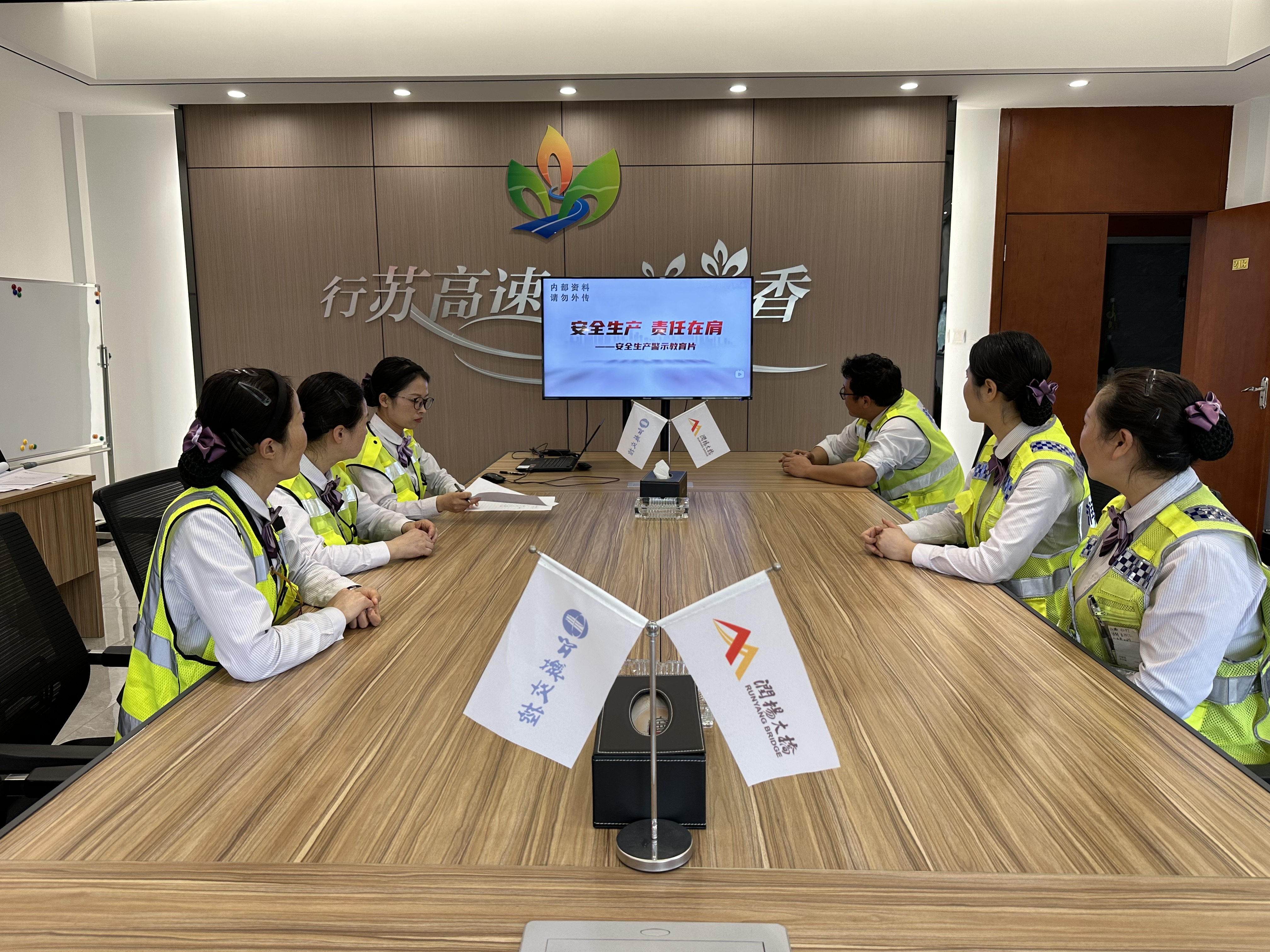 观看警示教育片.jpg
