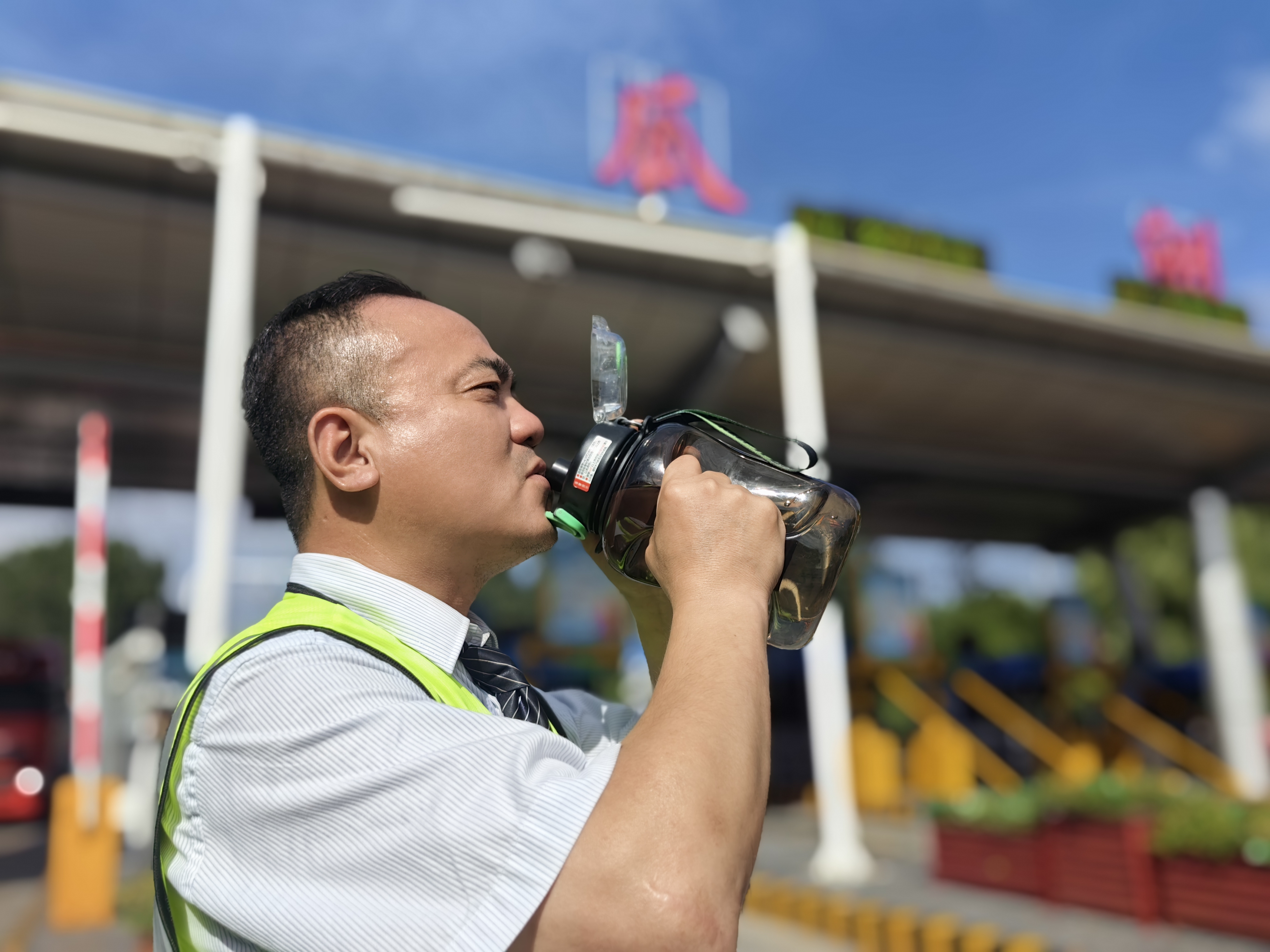 刘东升烈日坚守.jpg