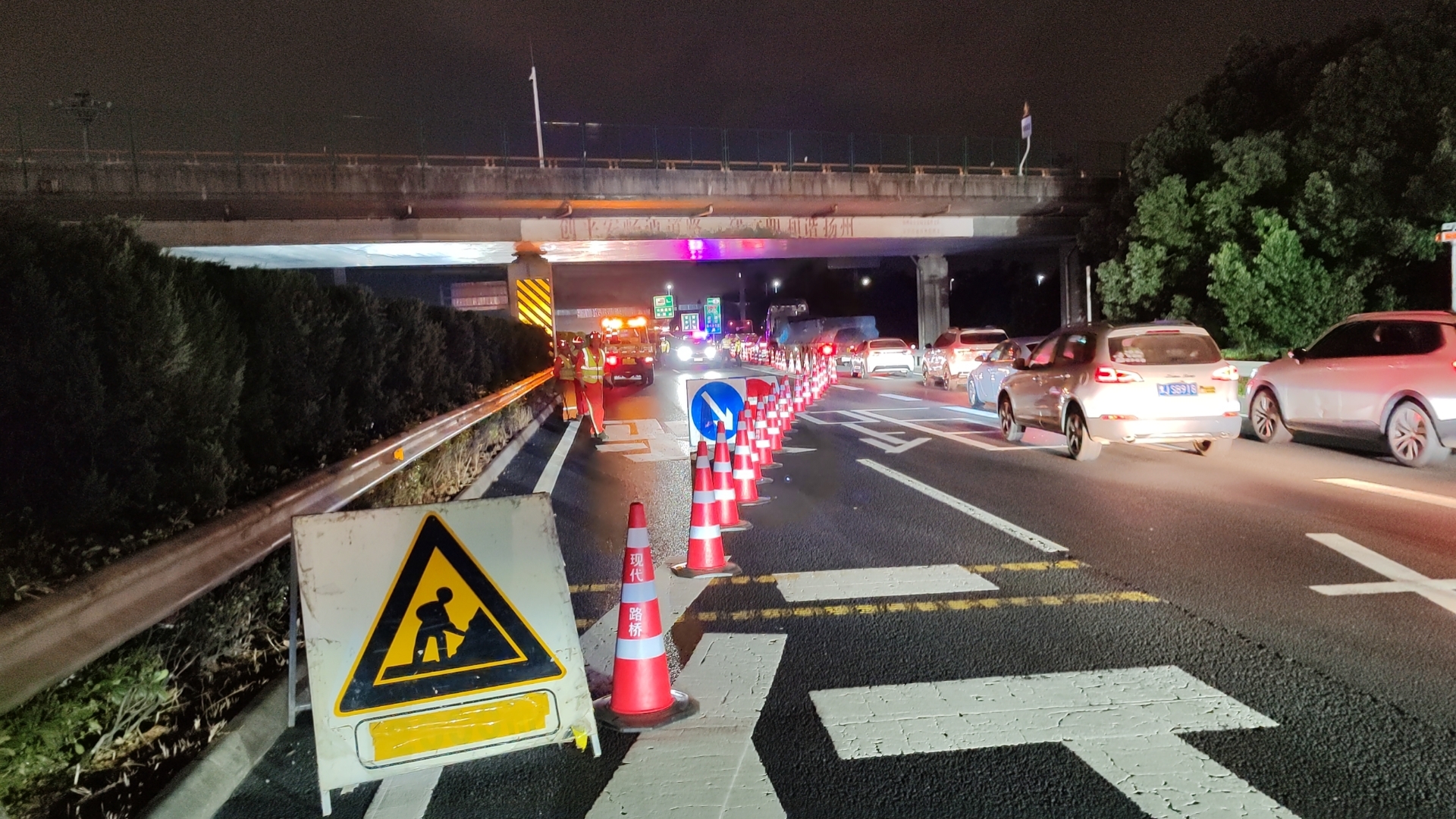 夜间配合交警管控.jpg