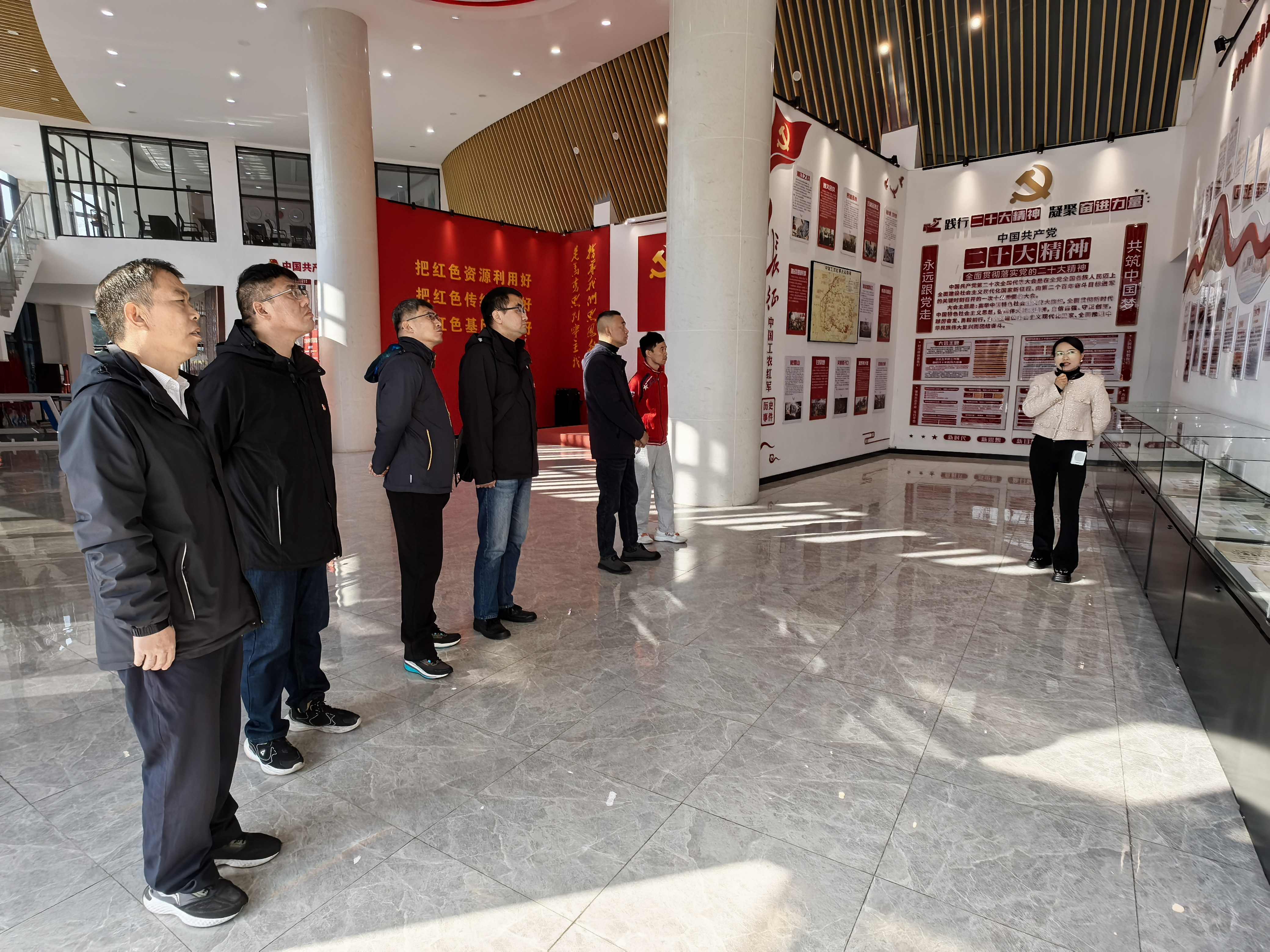 2.参观“党史长河”展.jpg