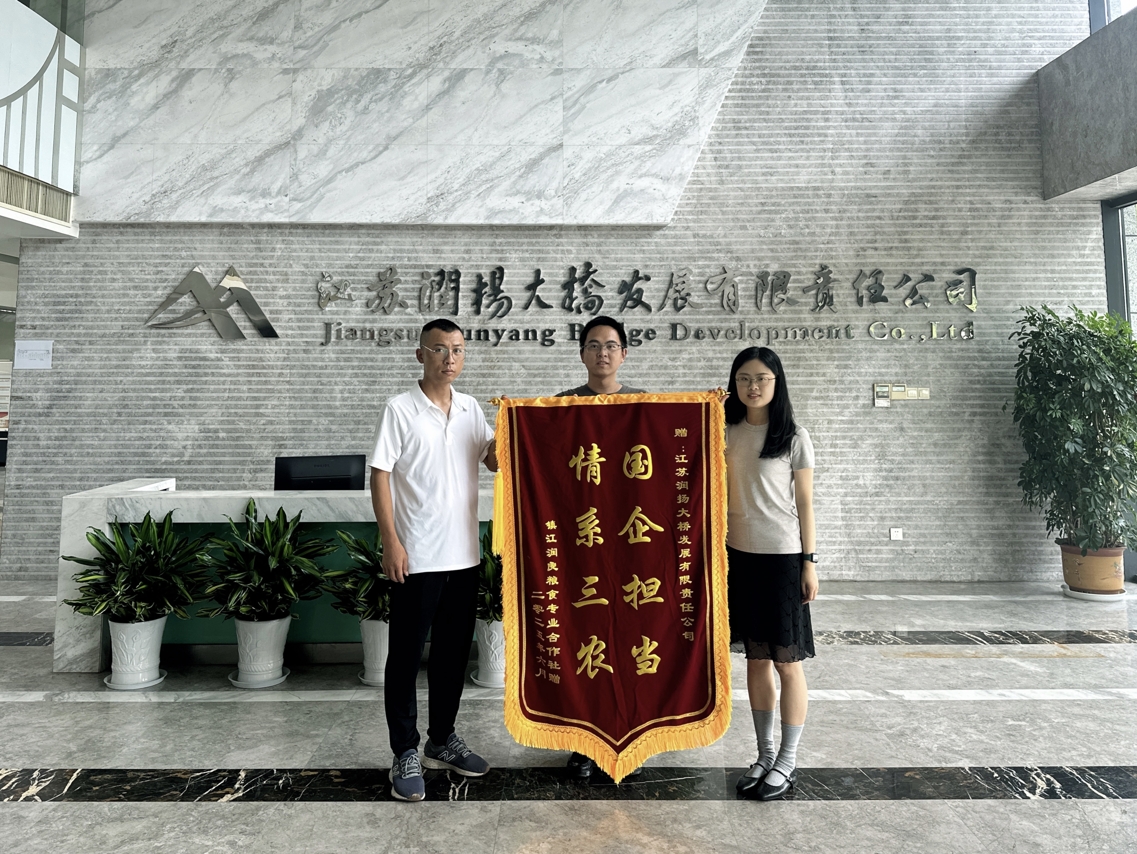 解“晒粮愁”，大桥热心显担当.jpg