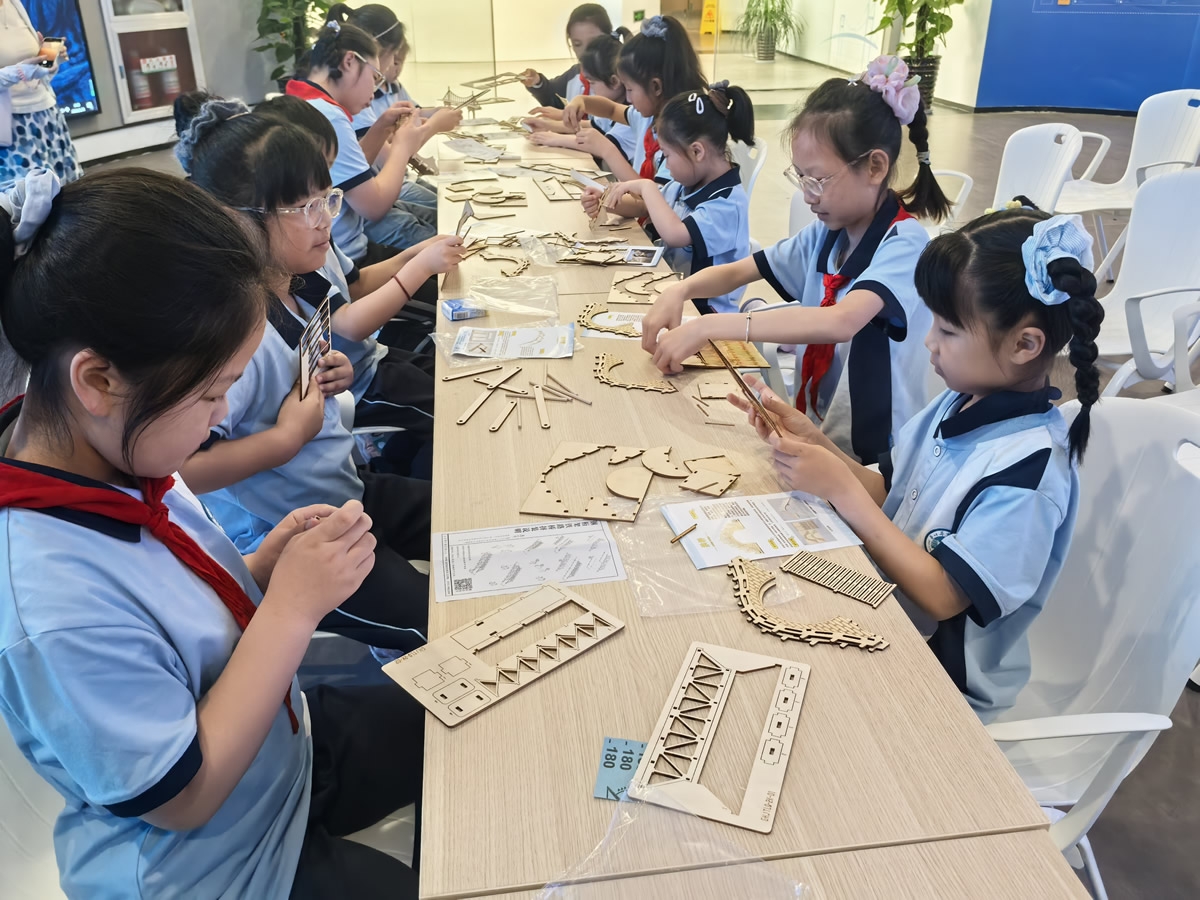 茅以升实验学校动手搭建桥模.jpg