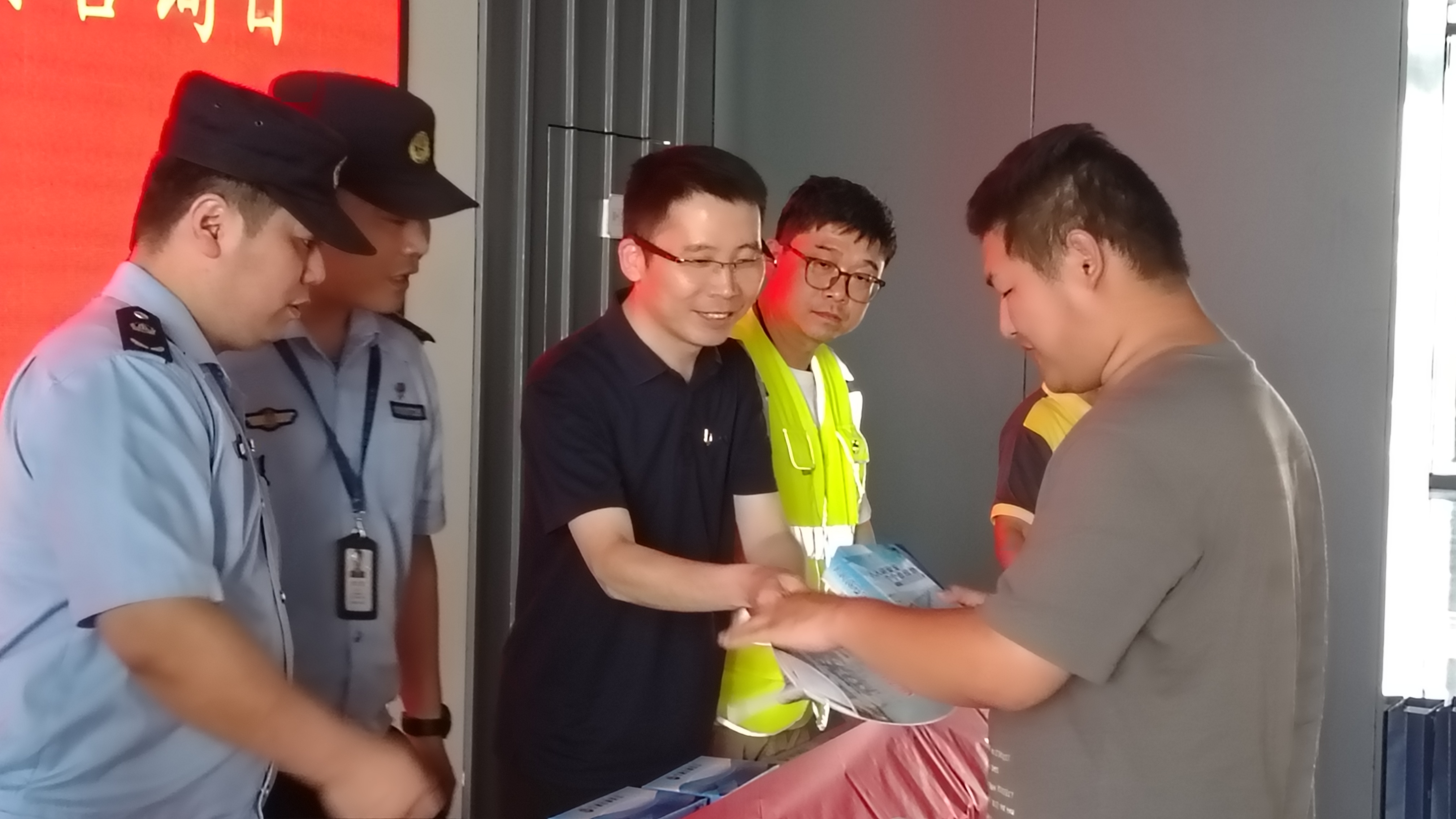 1-开展““安全生产月“主题党日暨6.16“安全宣传咨询活动.jpg