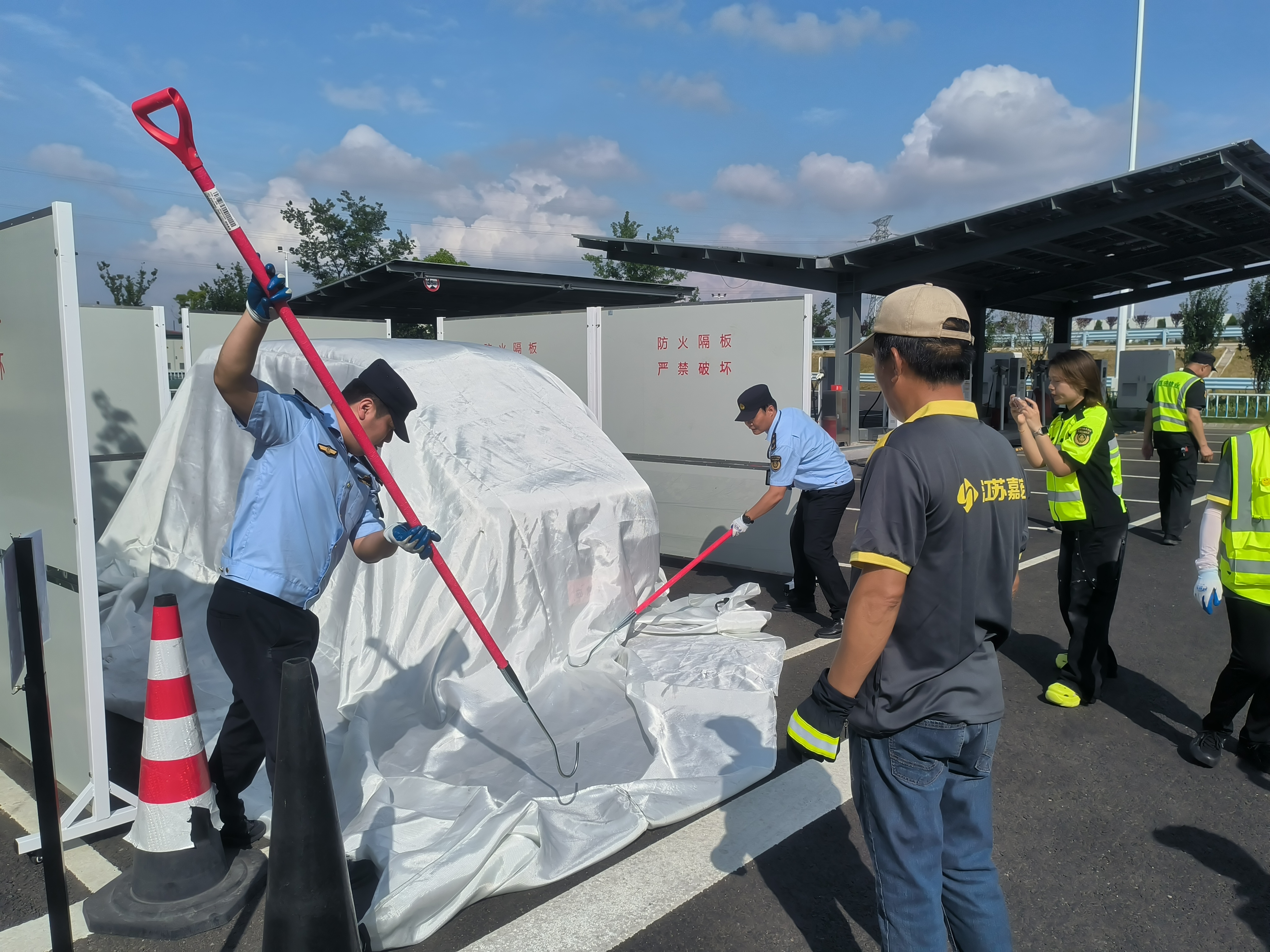 4-开展新能源汽车起火扑救演练.jpg