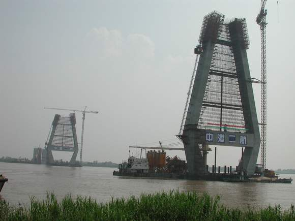 200206南汊斜拉桥施工到达中横梁位置 润扬大桥-2002(图11)