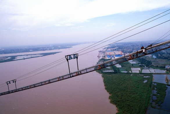 200208北汊斜拉桥首块钢箱梁吊装到位 润扬大桥-2002(图15)