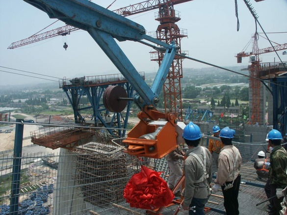 200305南汊悬索桥主缆第一根索股正在牵引