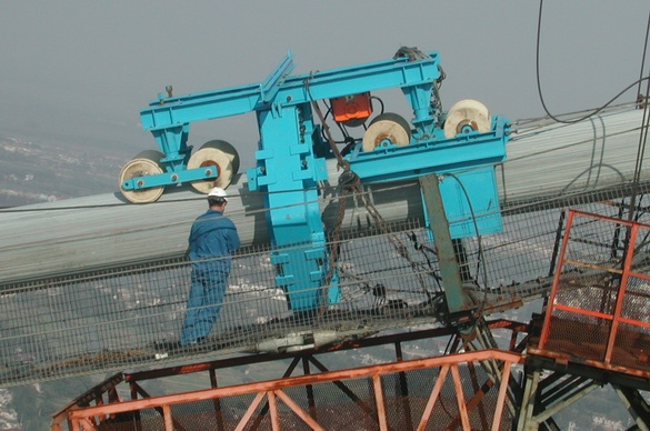 200310主缆架设完成后正在紧缆(一)